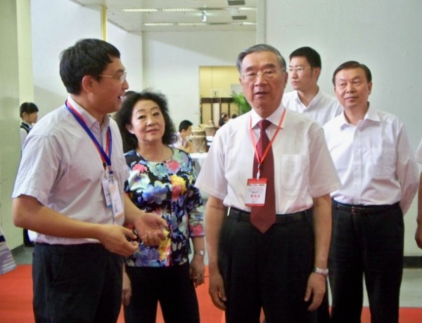 北洋集團副總經(jīng)理高明向胡啟立主席、張琪司長介紹北洋產(chǎn)品